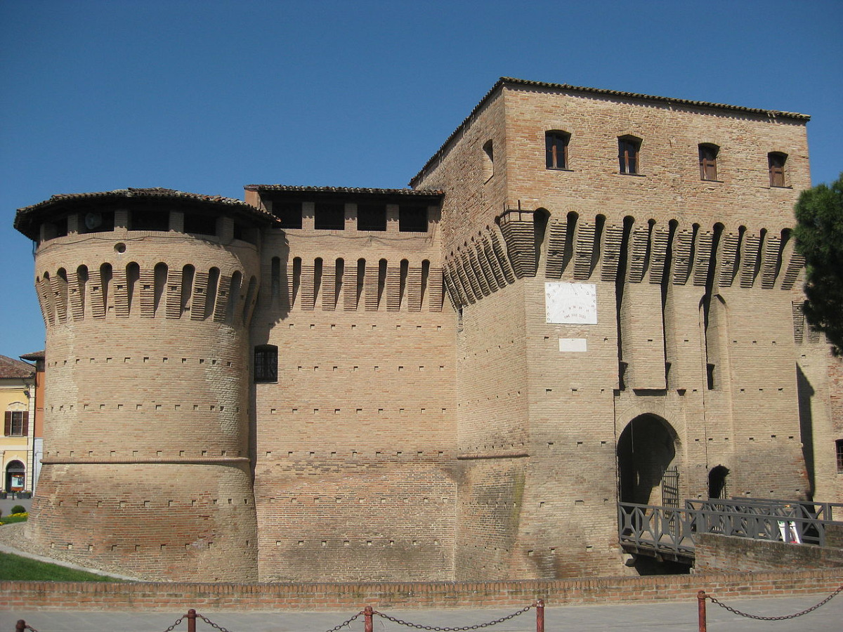 Da cinta muraria al palcoscenico, la sorprendente fortezza albornoziana che non conosci - Foto: Perkele/Wikipedia