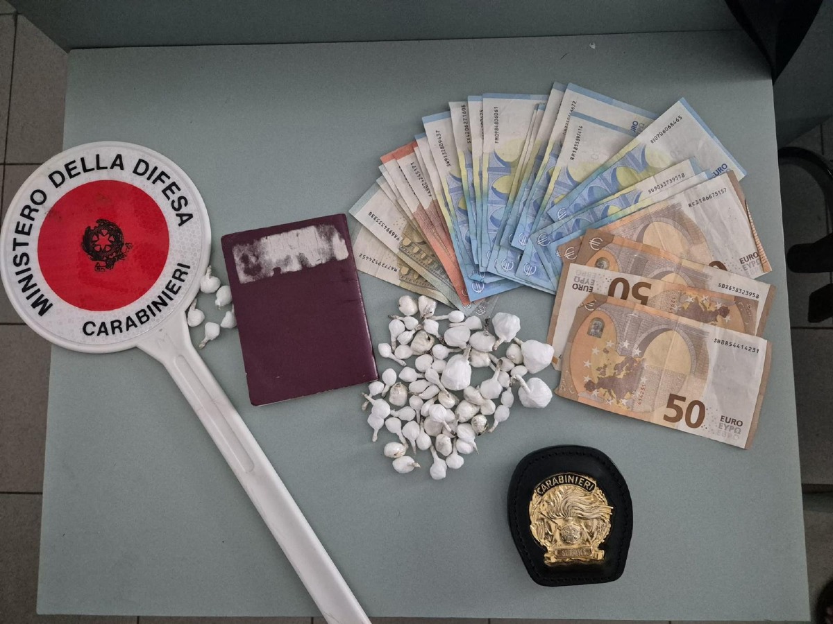 In giro con lo zainetto pieno di cocaina: arrestato 26enne in bicicletta -