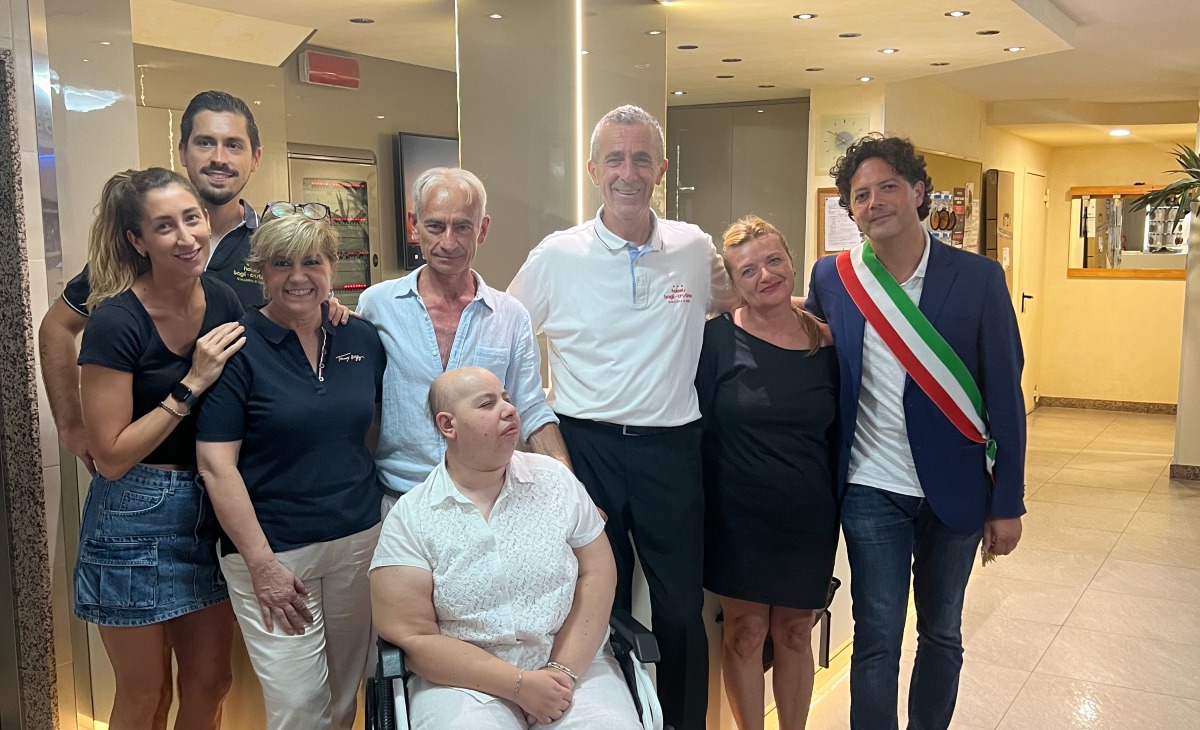50 anni di vacanze all'Hotel Bagli di Rivazzurra: premiato Andrea Caselle per il suo amore per la Riviera -