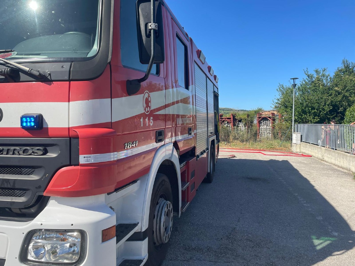 Incendio a Pietracuta, fiamme in un campo di fieno: in salvo un mezzo agricolo - 