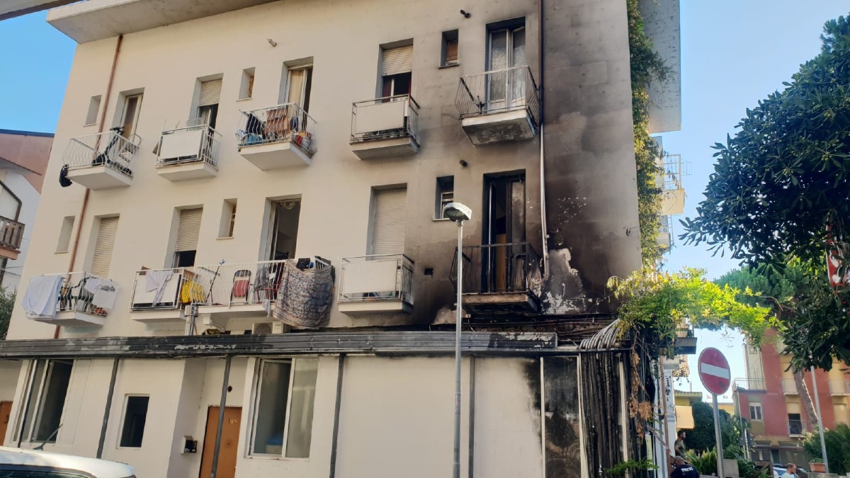 Incendio in ex albergo a Bellariva: venti persone evacuate, danni ingenti -