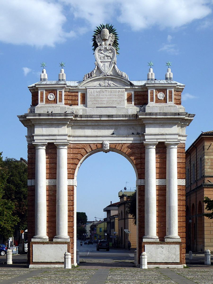 L'arco che cambiò il volto di Santarcangelo: fu edificato in omaggio ad un'importante autorità religiosa - Foto: Renardo la vulpo/Wikipedia