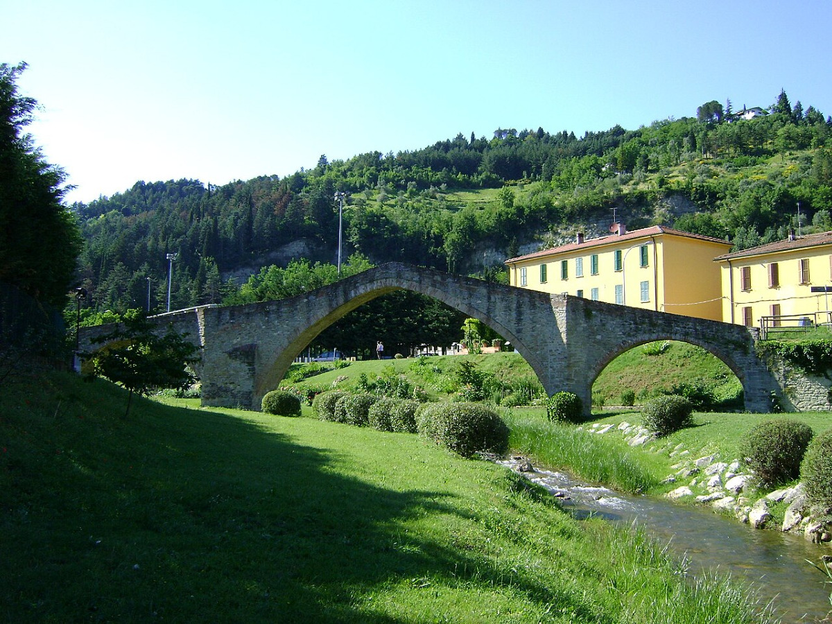 Un borgo romagnolo di confine con un ponte “impossibile”, aveva un incredibile legame con un arte sacra - Foto: Il Faentino/Wikipedia