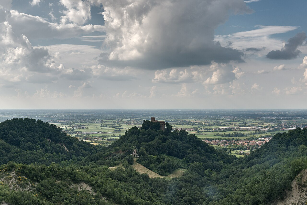 Il tesoro naturale e storico nascosto tra le colline di Quattro Castella, un’oasi tra natura e vicende millenarie - Foto: Giorgio Galeotti/Wikipedia