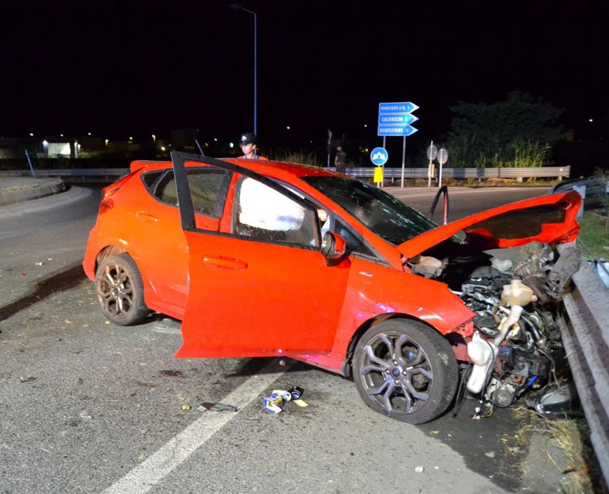 Perde il controllo dell’auto, attraversa la rotatoria e si schianta contro il guardrail - Ph Ballante
