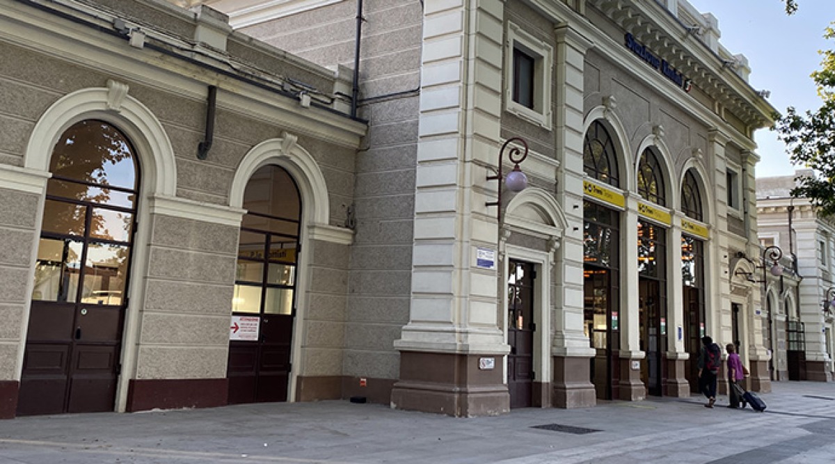 In vacanza a Rimini con droga in mano e nascosta negli slip - La stazione ferroviaria di Rimini