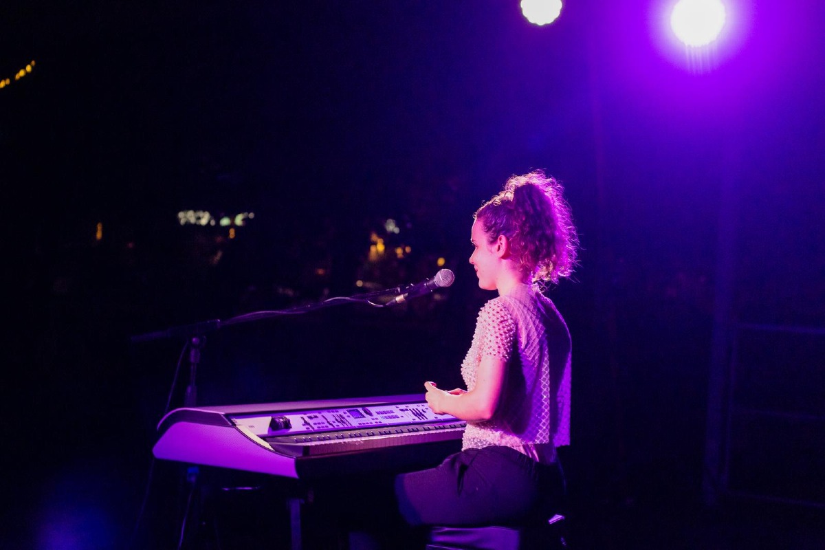 La pianista Frida Bollani Magoni protagonista all'Arena Roma di Bellaria - Foto di Alessia Bocchini