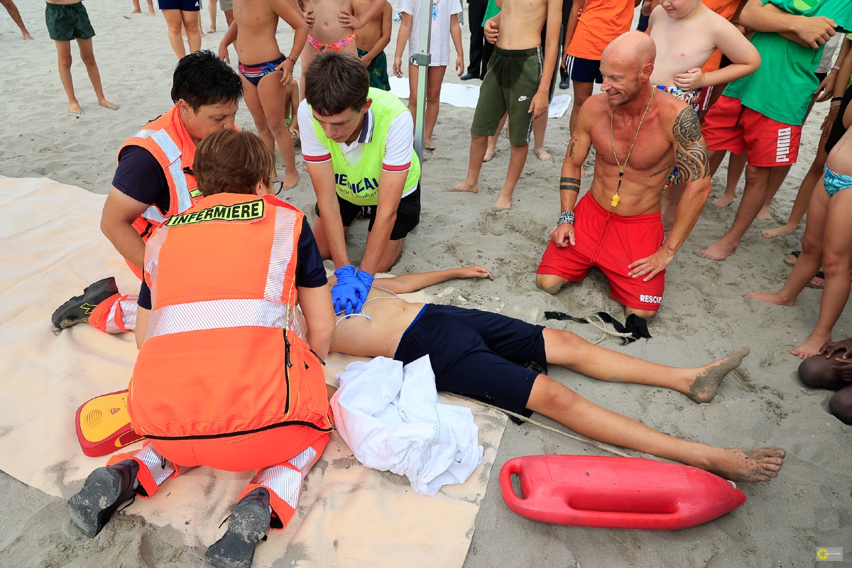 Misano, prevenzione degli annegamenti: simulazione di intervento in mare e primo soccorso sulla spiaggia -