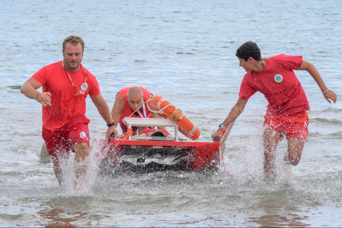 Al mare in sicurezza: a Riccione una mattinata dedicata al salvataggio e alla prevenzione -