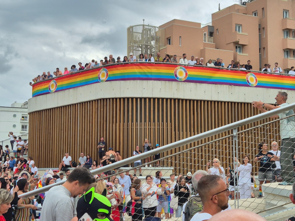 Il maltempo non ferma il Pride a Rimini, migliaia sul lungomare -