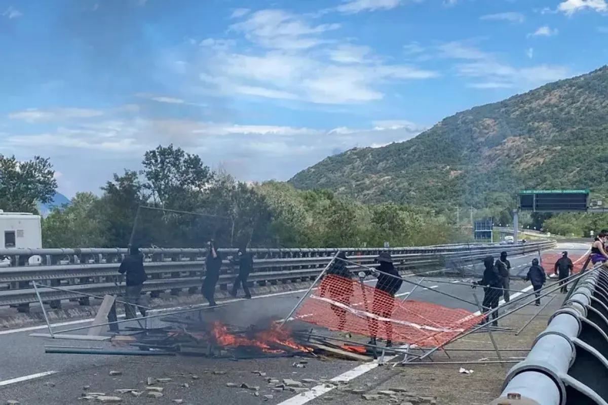No Tav bloccano l’autostrada Torino-Bardonecchia: scontri e incendi ai cantieri - © Ansa