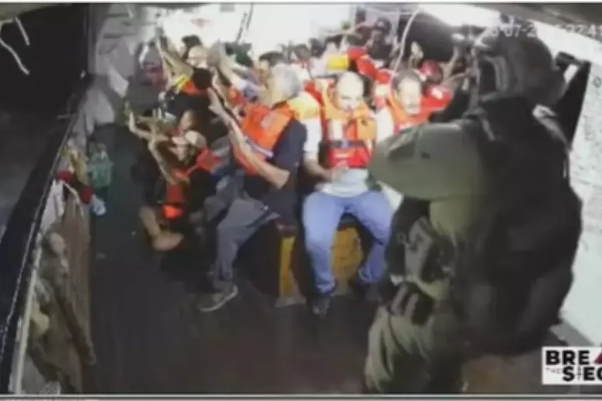 Freedom Flotilla, il governo al lavoro per il rientro dei due italiani - Freedom Flotilla, soldati Idf a bordo