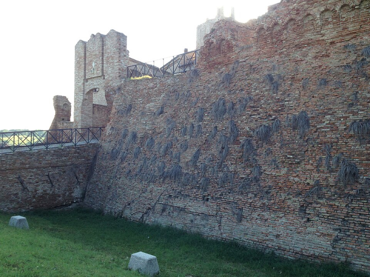 Un castello che domina le colline riminesi: la rocca di confine che nasconde una storia unica - Foto: Carciups/Wikipedia