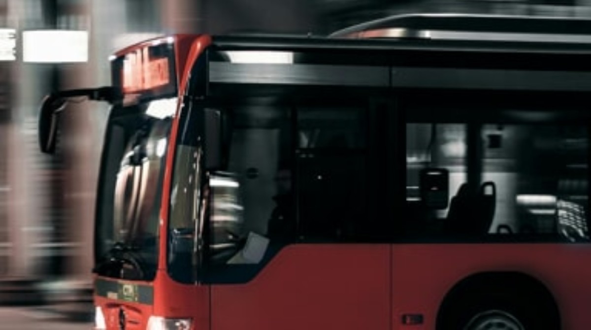 Paura a Rimini: 17enne cade dal pullman in corsa verso la discoteca - 