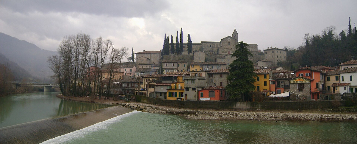 Un borgo emiliano tra il fiume e la rocca: storie e leggende direttamente dal cuore della Valle del Bidente - Foto: Ziapina/Wikipedia