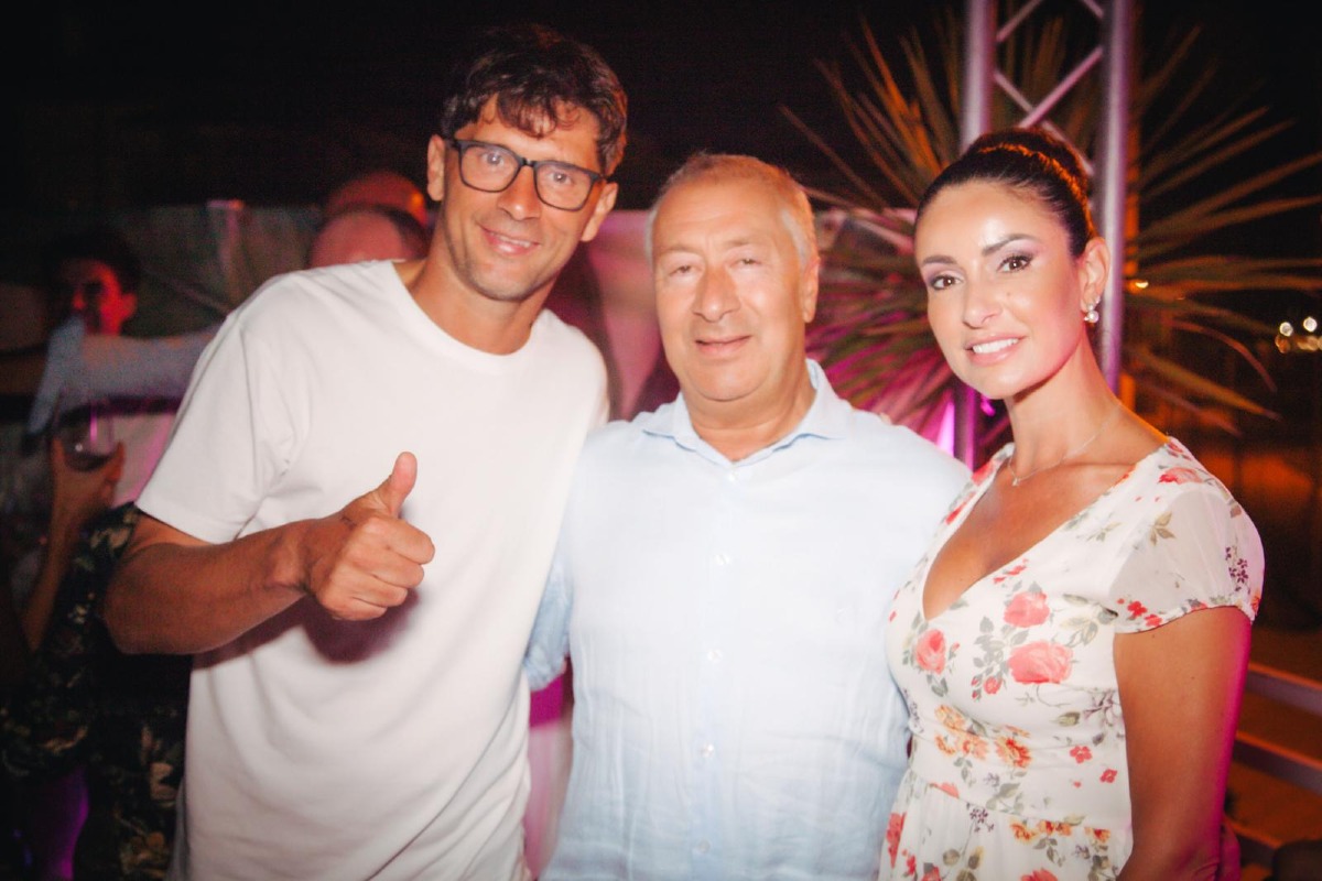 Alessio Tacchinardi ha compiuto 50 anni: la festa al Frontemare dall'amico Mario Fucili - Alessio Tacchinardi con Antonio De Luca del Frontemare e Monica Bertini
