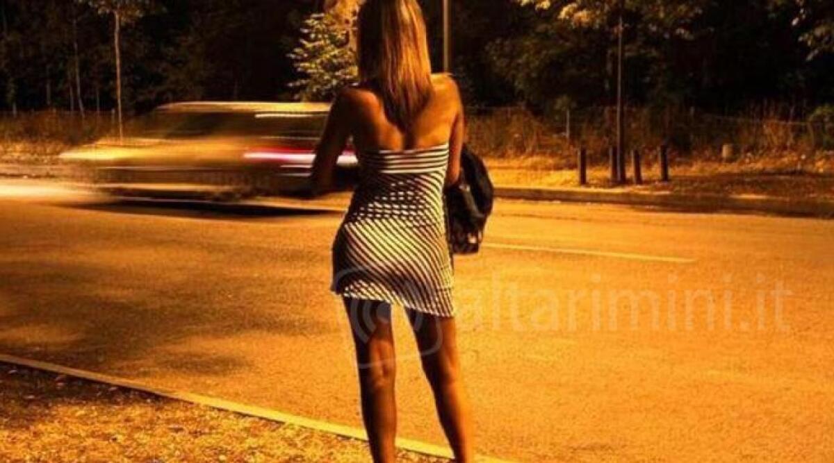 Rimini, cartelli affissi contro sfruttamento prostituzione e caporalato: "Chiamate, fatevi aiutare" - 