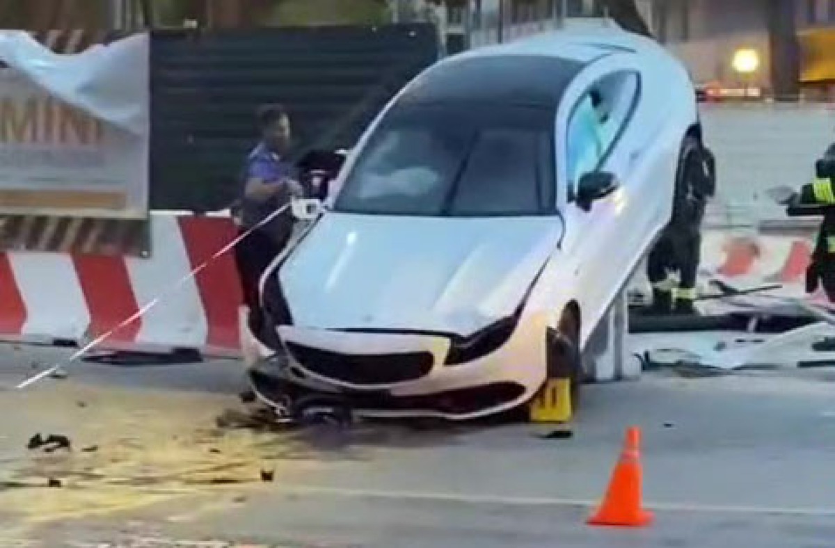 Auto finisce tra le barriere del cantiere del parcheggio: rocambolesco incidente in piazza Marvelli - 