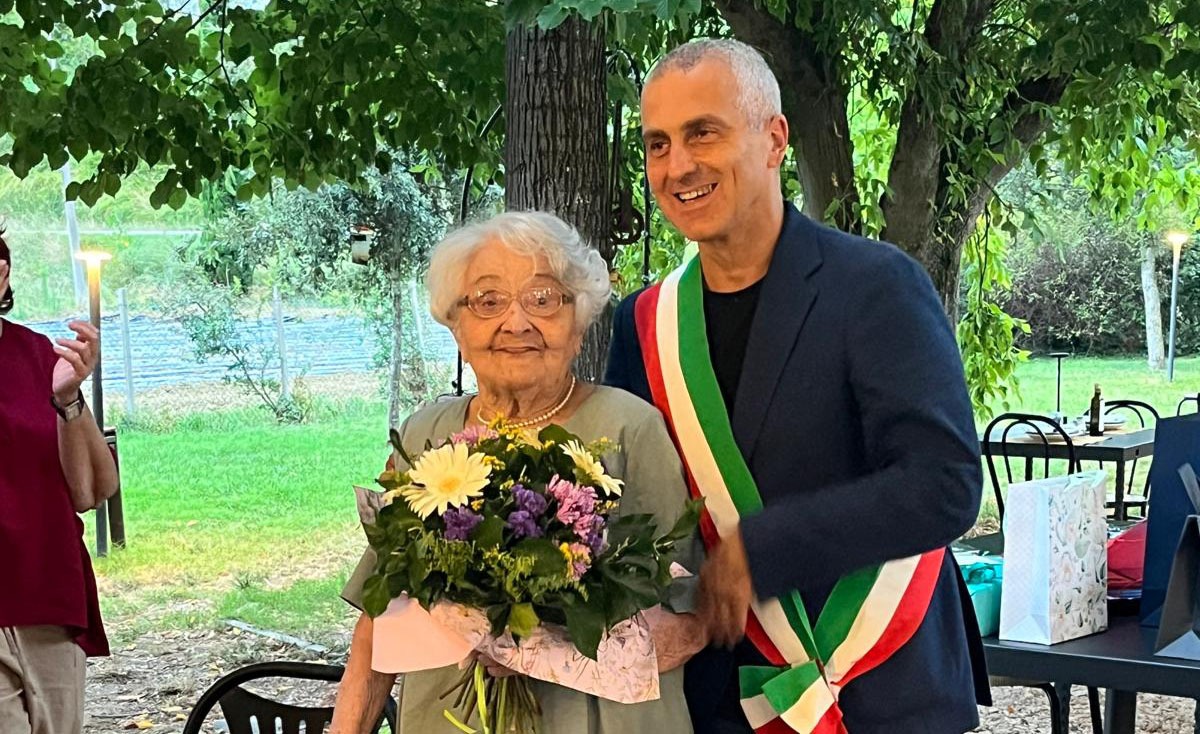 Restaurava paralumi, oggi Flora è una centenaria in gamba: gli auguri del sindaco di Rimini - 