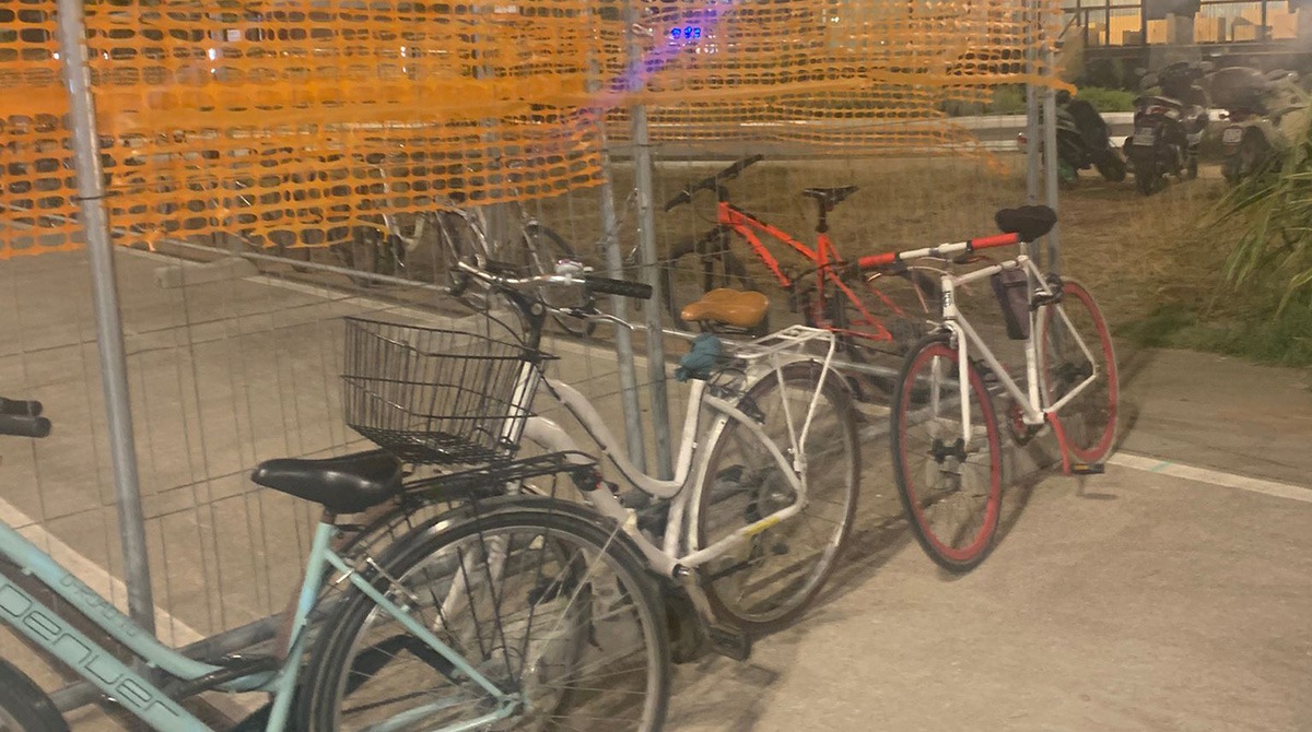 Rimini, passaggio bici interdetto davanti al Rose&Crown: la segnalazione di un lettore -
