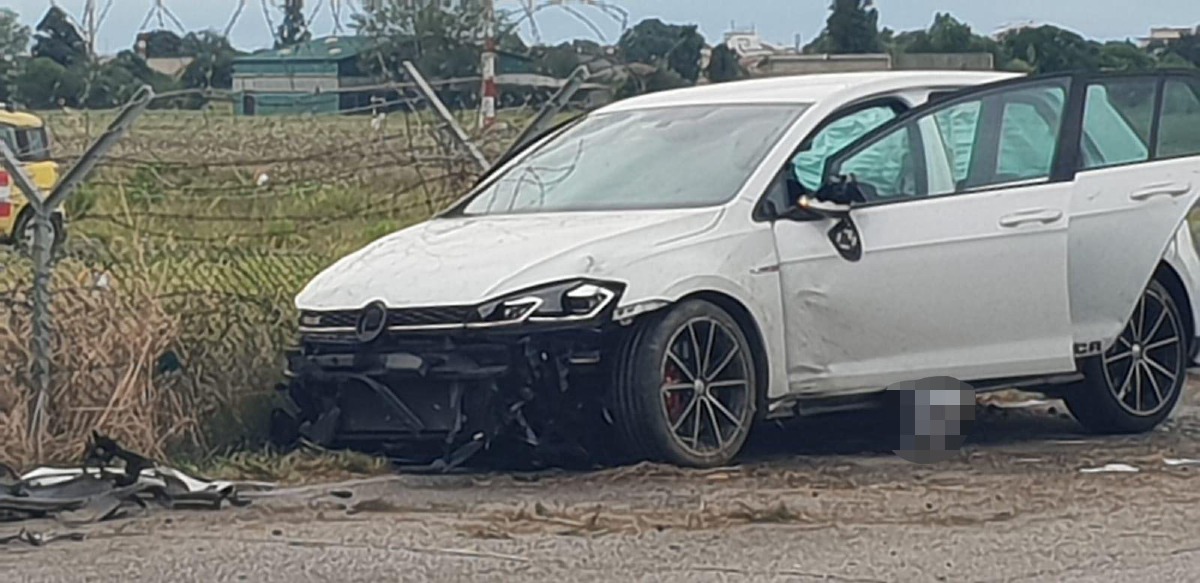 18enne esce di strada con l'auto e si schianta contro la recinzione dell'aeroporto -