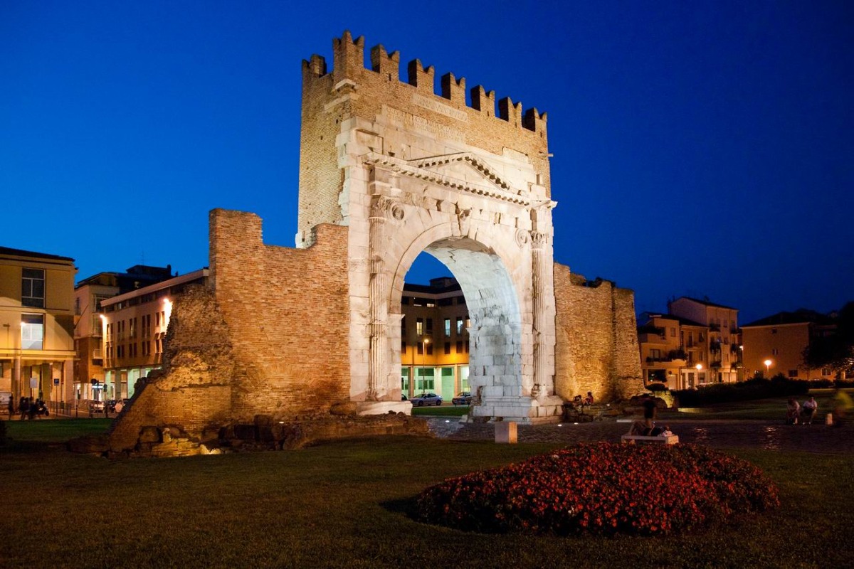 Rimini sotto le stelle: arte, mercatini e musei aperti nel cuore della città - Arco d'Augusto, Rimini (foto di Gilberto Urbinati)