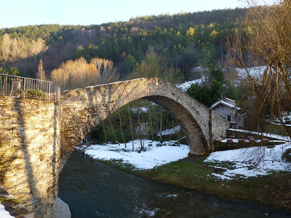 Un borgo medievale sospeso tra Romagna e Toscana: qui troverai i curiosissimi "tre ponti" - Foto: Zitumassin/Wikipedia