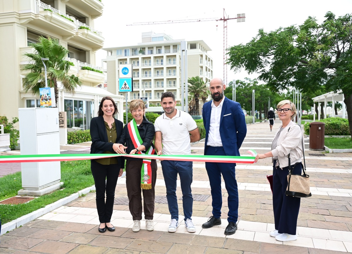 Wifi gratuito e ultraveloce lungo il litorale di Riccione: altri 4 km connessi - Foto dell’inaugurazione