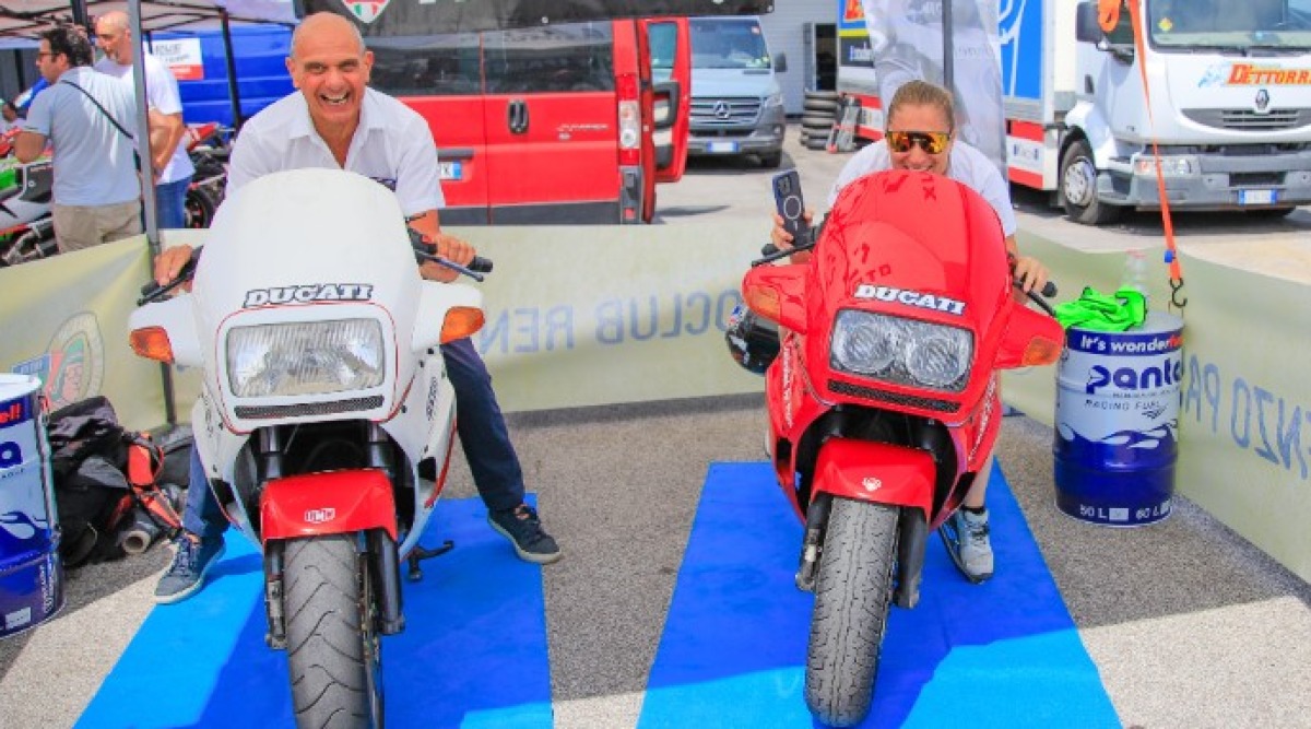 Moto, CIV a Misano: per il 'Pasolini' impegno e soddisfazione - Sara Zaghini e Fabrizio Santarini, due dirigenti del 'Pasolini' in sella alle Ducati Paso esposte nel Paddock