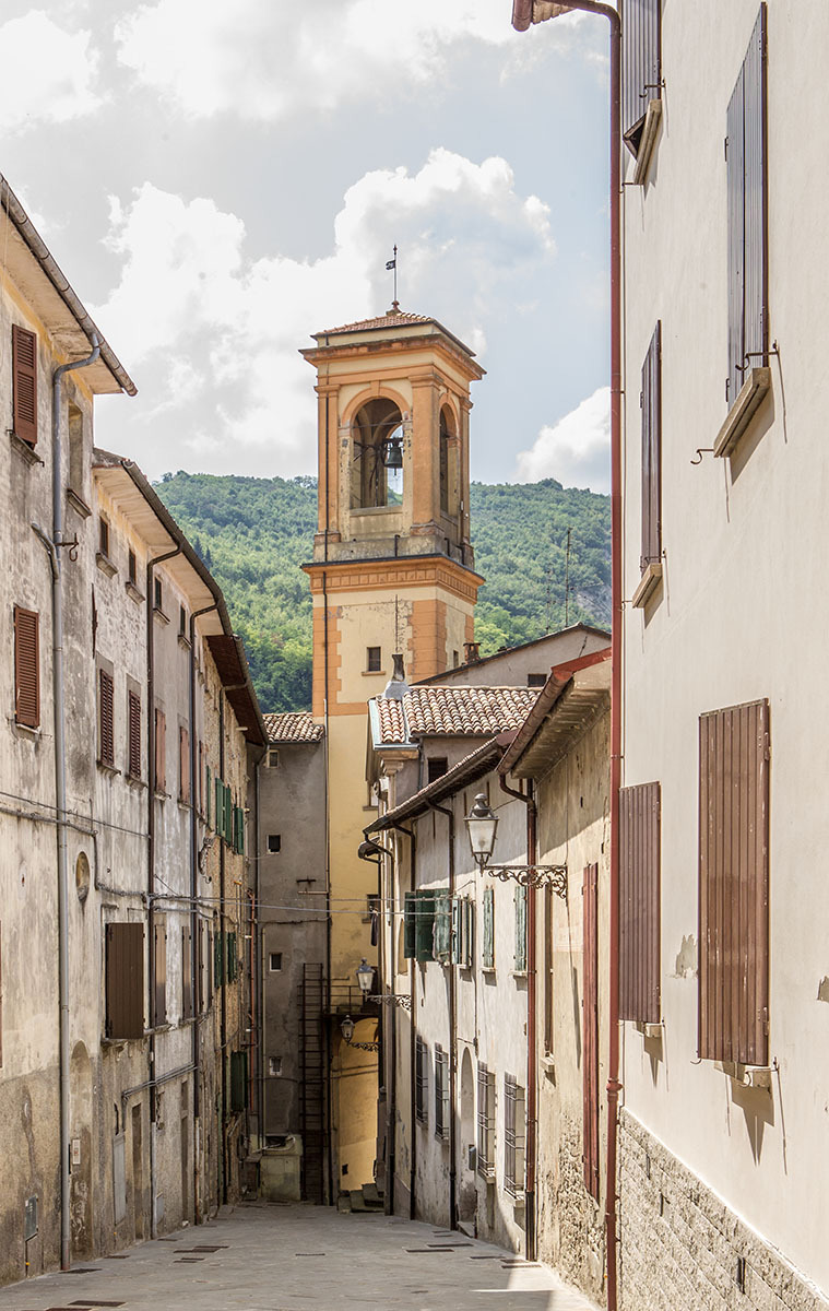 Detiene il primato dei carri fioriti più antichi d'Italia: ecco il sorprendente borgo romagnolo tra mare e collina - Foto: Claudio Caravano/Wikipedia
