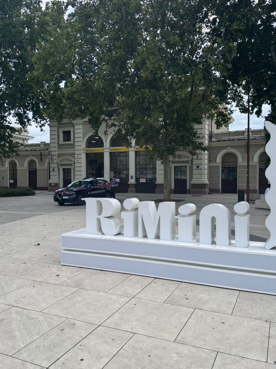 Rimini: arrestato il 26enne accusato di rapina e accoltellamento alla stazione -