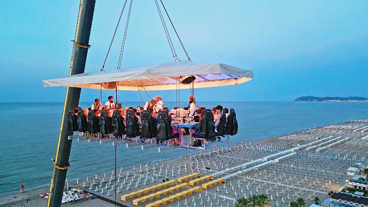 Mangiare sospesi a 50 metri d'altezza: a Misano arriva la cena "tra le nuvole" - Dinner in the Sky