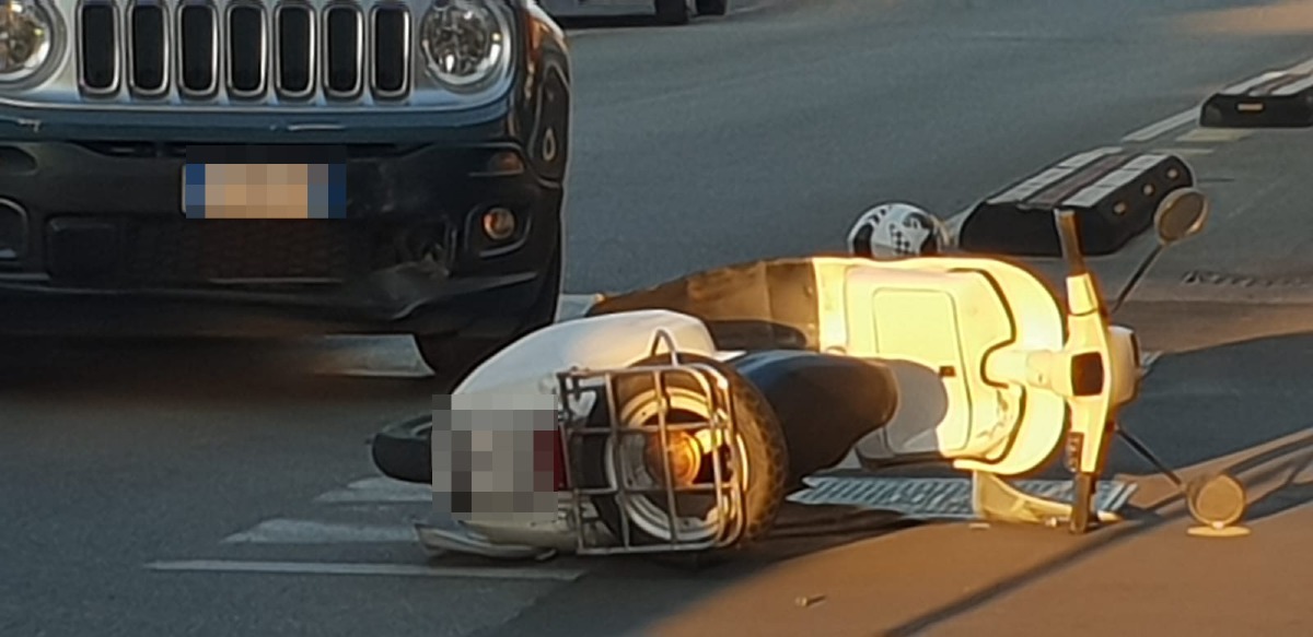 Rimini: vespa si schianta contro auto in svolta, ferito trasportato in ospedale - 