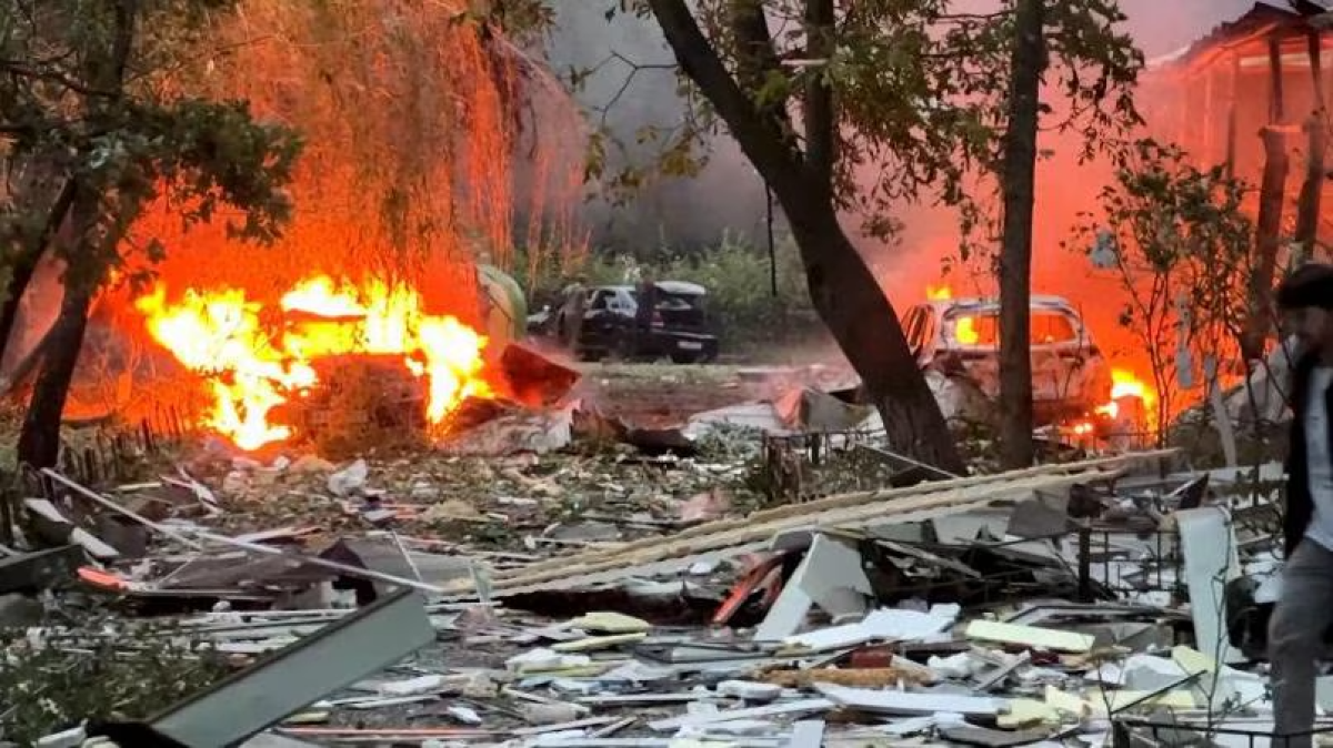 Attacco su Kiev: colpito un palazzo residenziale, sei morti tra cui un bambino - Attacco russo a kiev incendi e morti © Rai