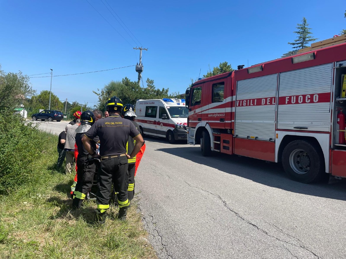 Scivola in un dirupo mentre raccoglie delle more: paura per un anziano a Perticara - 