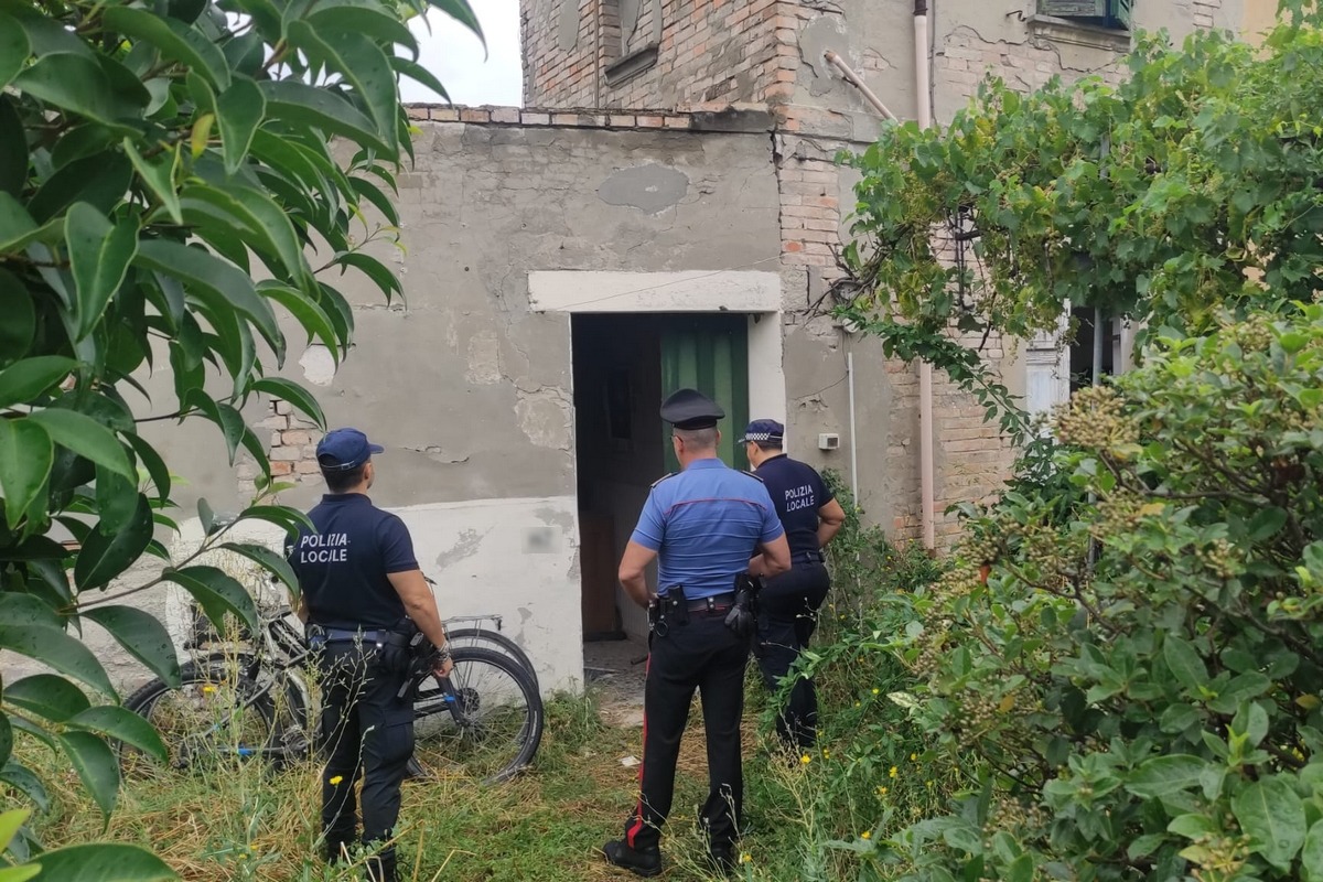 Blitz in un fabbricato abbandonato a San Vito: sgomberato bivacco abusivo -