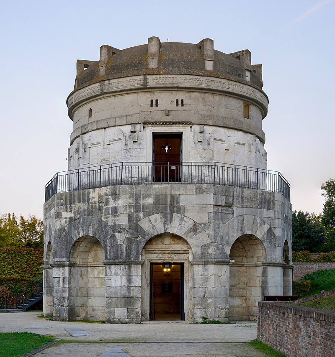 Il sepolcro unico di Ravenna e il mistero della sua cupola monolitica - 