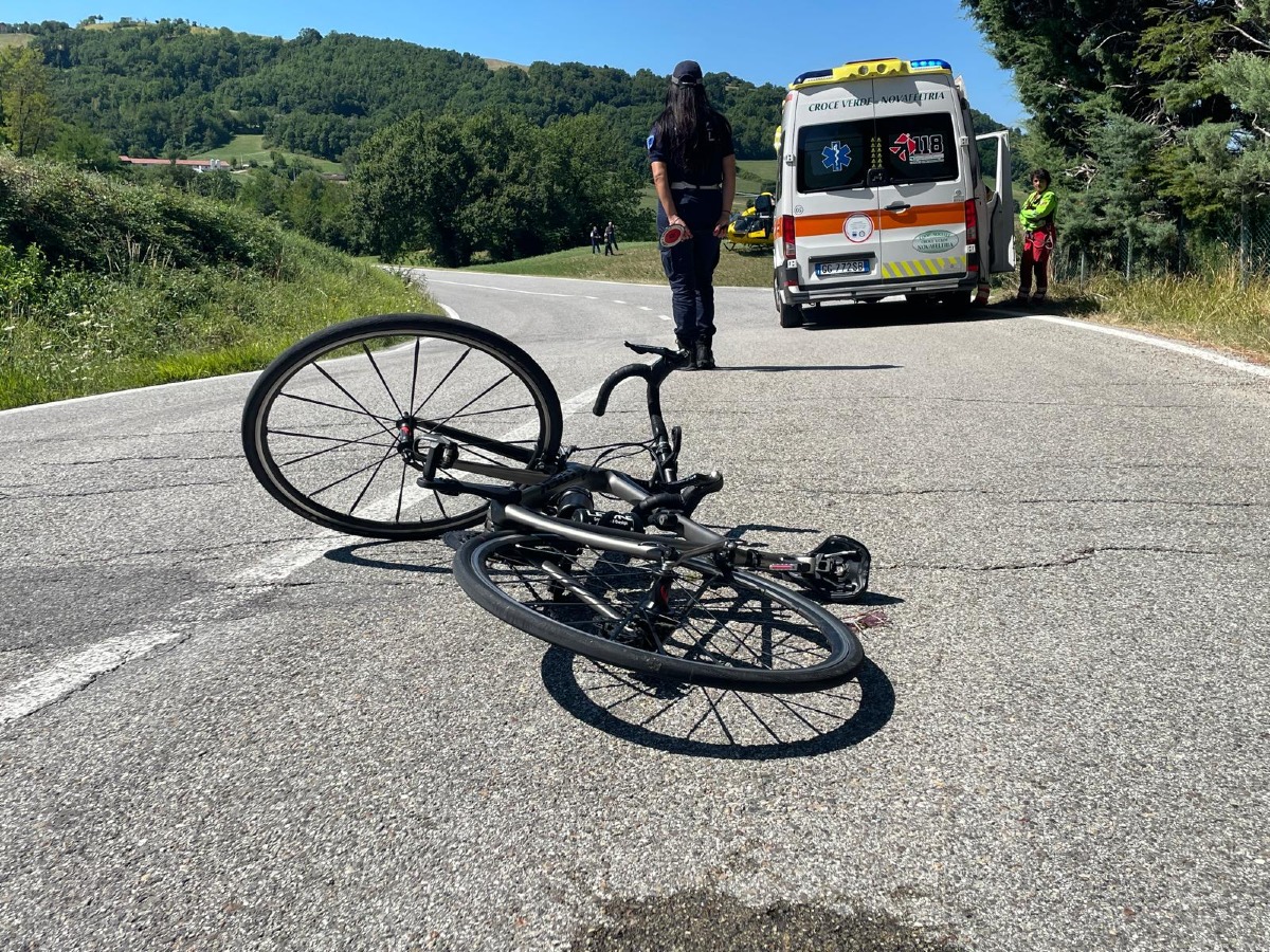 Cade in bici senza casco e batte la testa: grave un ciclista a Maciano di Pennabilli -
