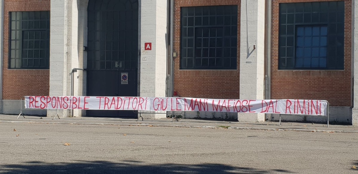 Passaggio del Rimini F.C. alla Building Company: lo striscione della Curva Est accende la polemica -