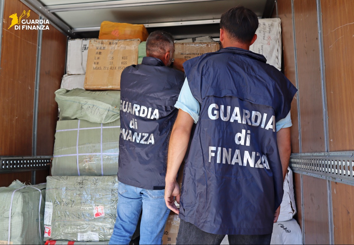 Controlli della Finanza a Rimini: sequestrati oltre 400mila articoli contraffatti e scoperti lavoratori irregolari - 