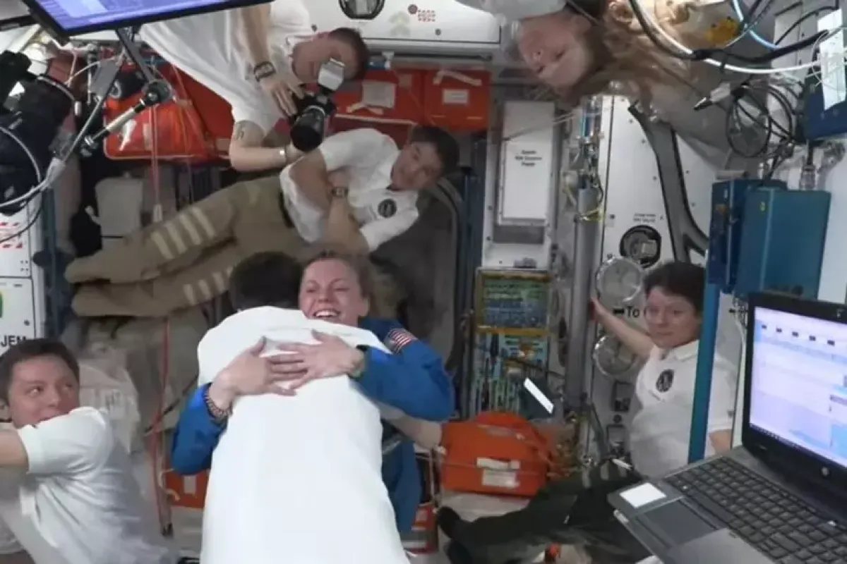 Crew Dragon Endeavour attracca alla Stazione Spaziale Internazionale: a bordo 11 astronauti di Usa, Russia e Giappone - Fonte: NASA +