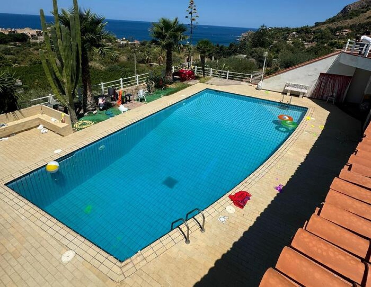Ventenne morta in piscina a Bagheria: "Tanti punti oscuri" - La piscina della villa dove è morta Simona Cinà © Ansa