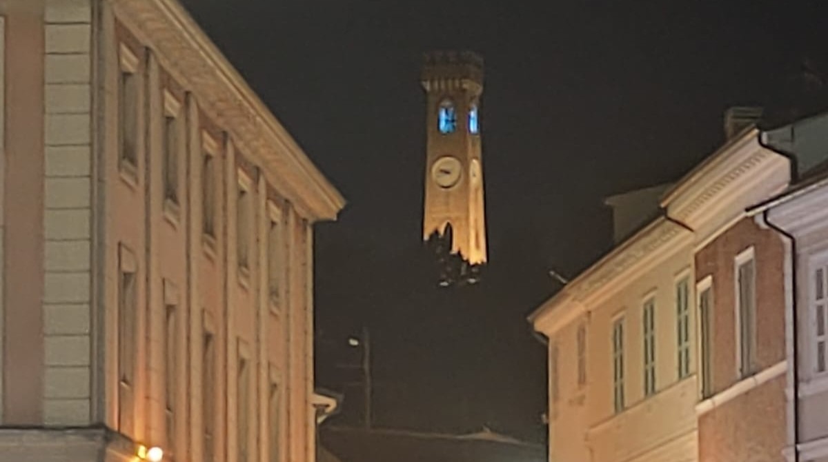 Santarcangelo: la torre dell'orologio si illumina di azzurro per la malattia genetica rara K1fia - 