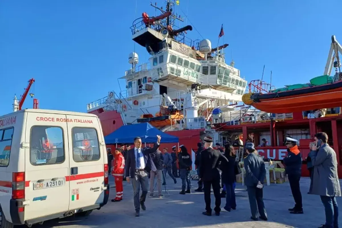 Salvati da Ocean Viking 37 migranti, nave andrà a Ravenna - © Ansa