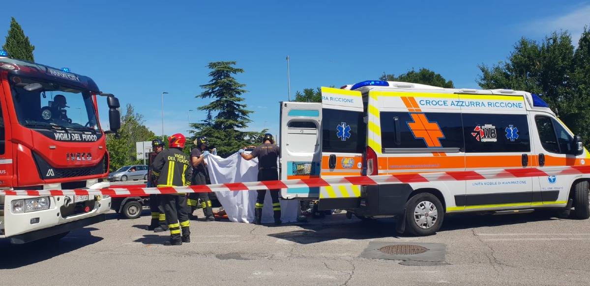Riccione, incidente alla rotonda di viale Veneto: 90enne in elicottero al Bufalini - 