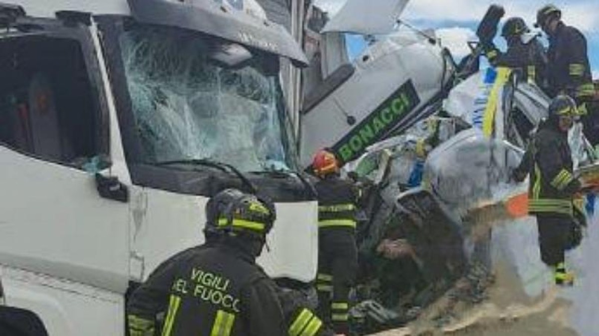 Tragedia sull’A1: maxi incidente a Levanella di Montevarchi, tre morti - © Vigili del Fuoco