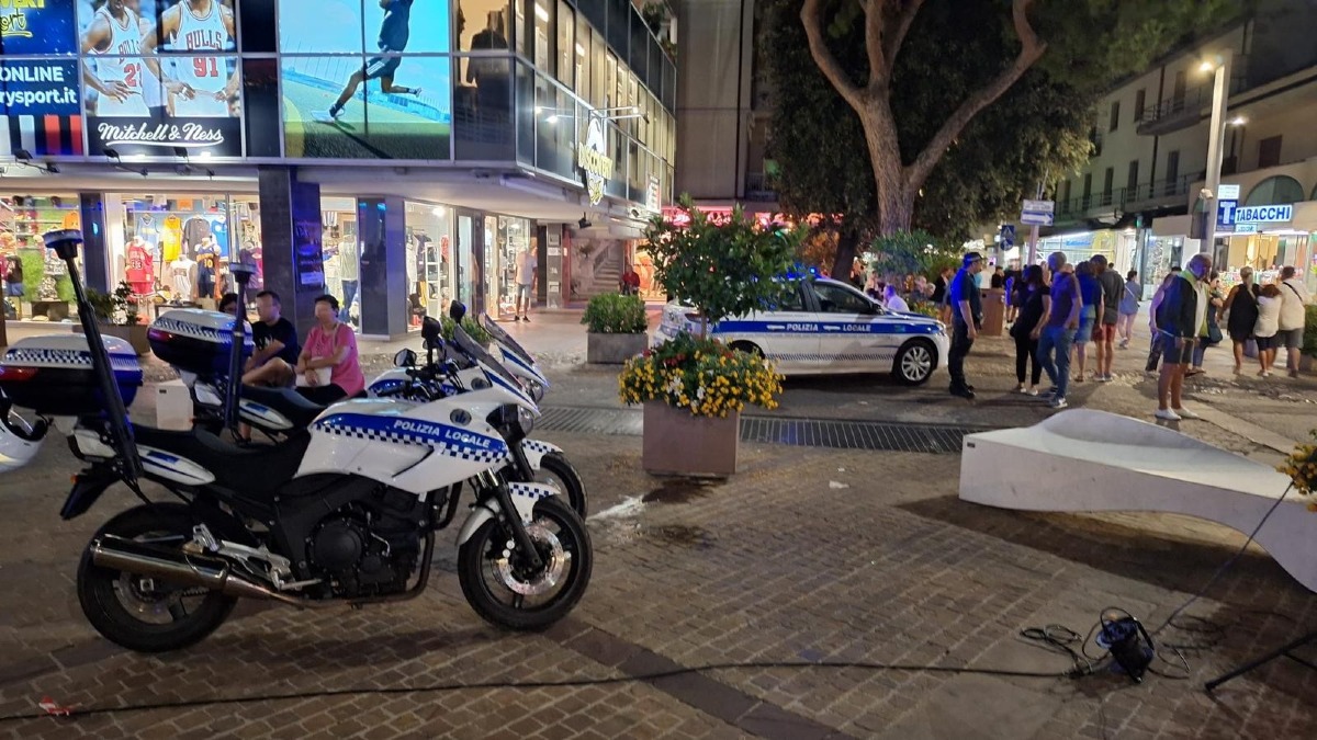 Cocktail ai minori nei minimarket e degrado notturno: scatta il blitz a Riccione - 