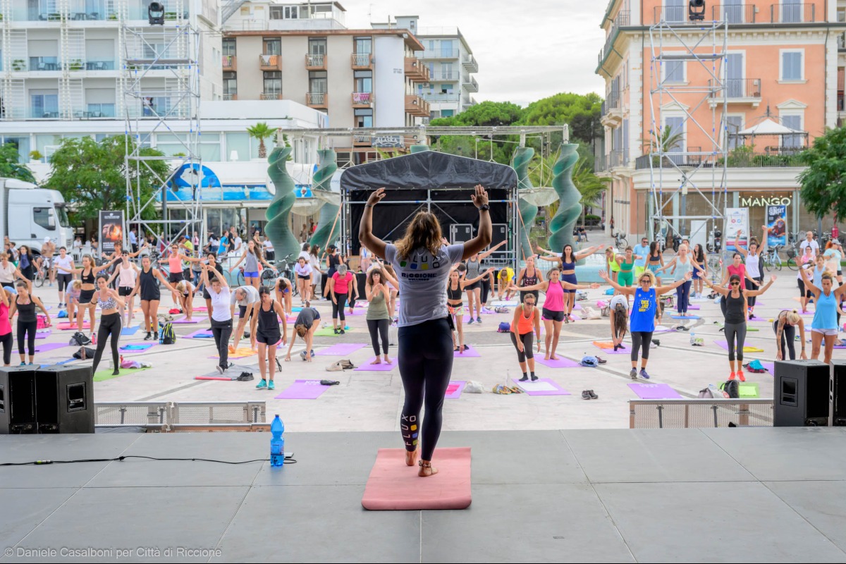 Riccione si allena all’alba e al tramonto: inizia la Wellness Academy in piazzale Roma -