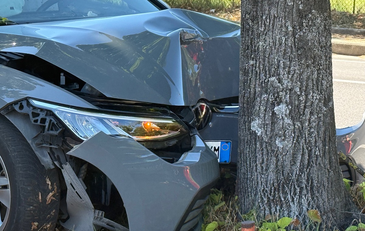 Incidente sulla Marecchiese: perde il controllo dell’auto e finisce contro un albero - La Golf contro l'albero