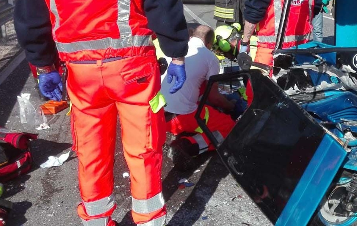 Incidente frontale a Savignano, Apecar si schianta contro un'auto: anziano 79enne perde entrambe le gambe - Archivio